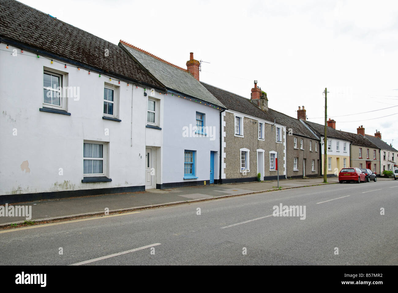 traditionellen kornischen Cottages in der Hauptstraße am Tregony in Cornwall, Großbritannien Stockfoto
