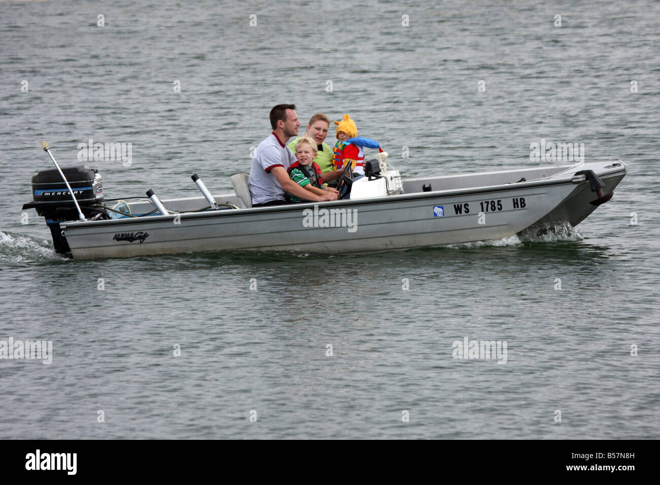 Eine Familie, die das Boot in den Hafen von Milwaukee Wisconsin Stockfoto