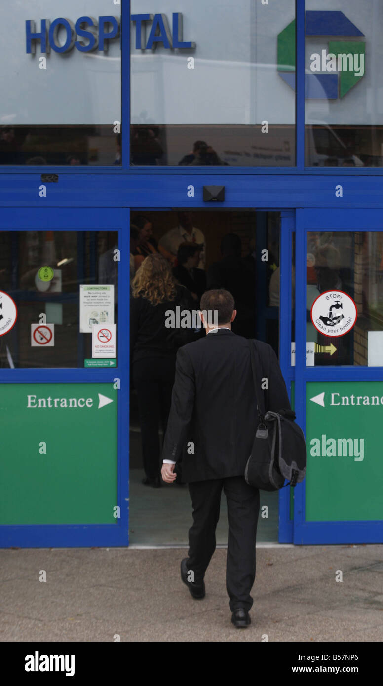 JEREMY WILLIAMS 1 11 07 GERRY McCANN zurück zu Arbeit am GLENFIELD HOSPITAL IN LEICESTER Stockfoto