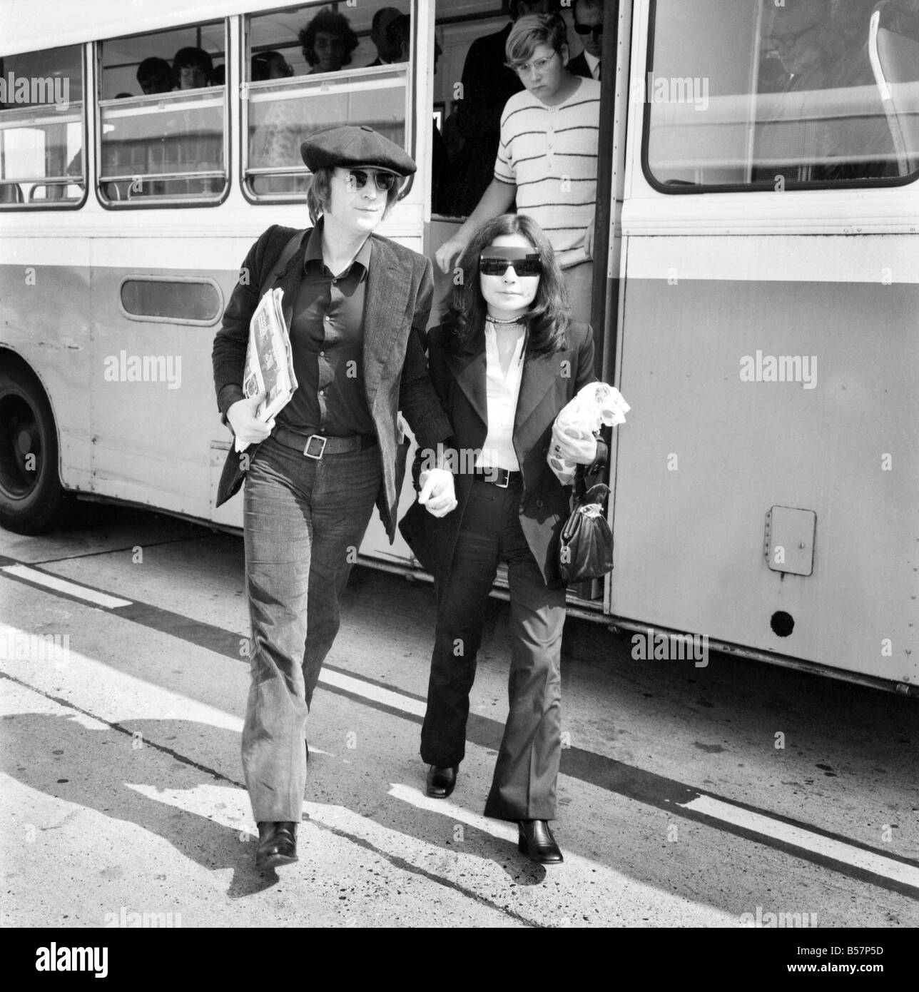 Ankünfte am Flughafen Heathrow. John Lennon und Yoko Ono London Airport von New York kommend. Sie sind hier für ein paar Tage für den Start von Yokos neues Buch mit dem Titel "Grapefruit" die Geschichte der Gedanken von Yoko. Sie kehren in den USA für eine weitere Runde in den Rechtsstreit für Yokos Tochter Kyoko am 26. des Monats. Juli 1971 71-6604-002 Stockfoto