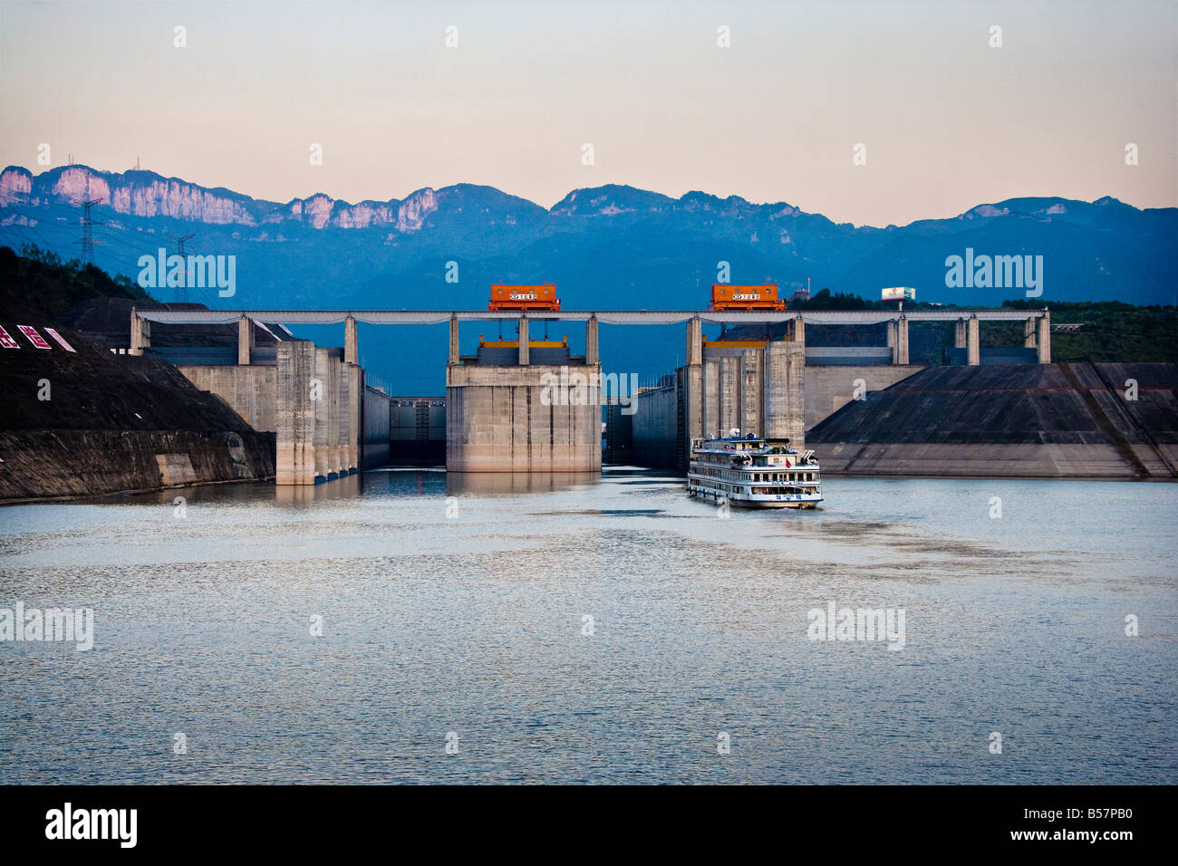 Eingang zum Schiff sperrt drei Schluchten Damm Yangzi Fluss China JMH3432 Stockfoto