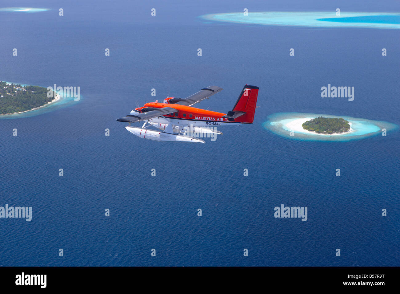 Luftaufnahme von Maldivian Air Taxi fliegen über Inseln der Malediven, Indischer Ozean, Asien Stockfoto