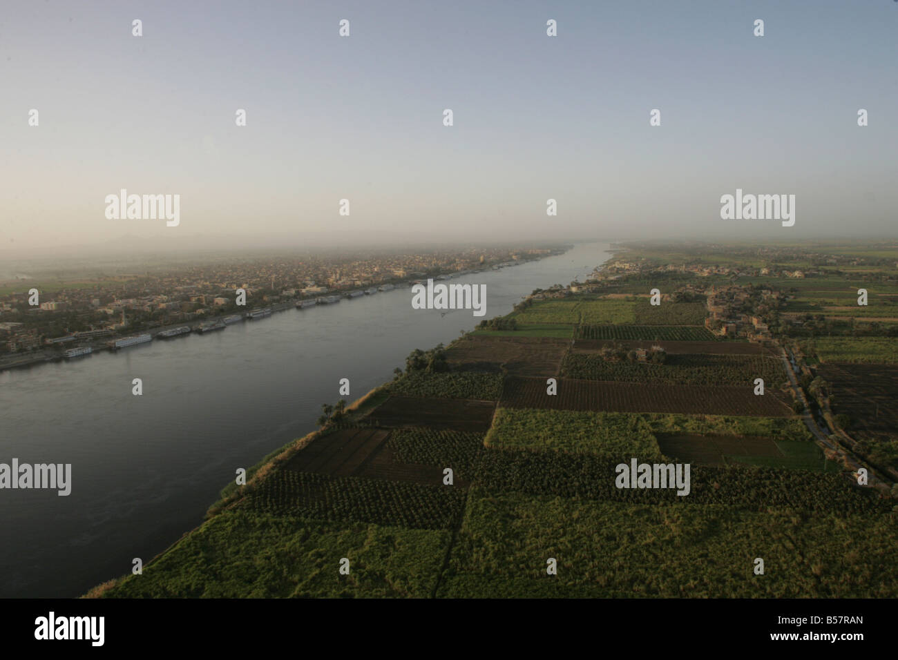 Ein Blick auf den Nil bei Sonnenaufgang, in der Nähe von Luxor, Ägypten, Nordafrika, Afrika Stockfoto