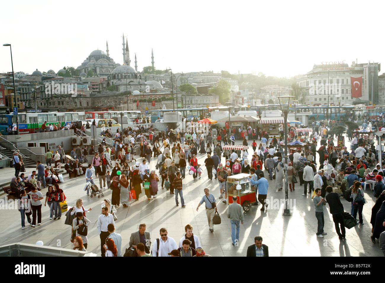 Menschen am Eminönü Platz in der alten Stadt, Istanbul, Türkei, Europa Stockfoto