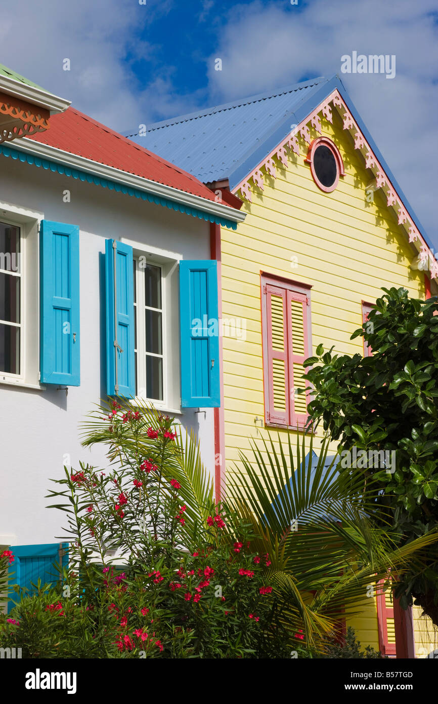 Bunt bemalte Gebäude am Orient Beach, St. Martin (St. Maarten), Leeward-Inseln, West Indies, Karibik Stockfoto