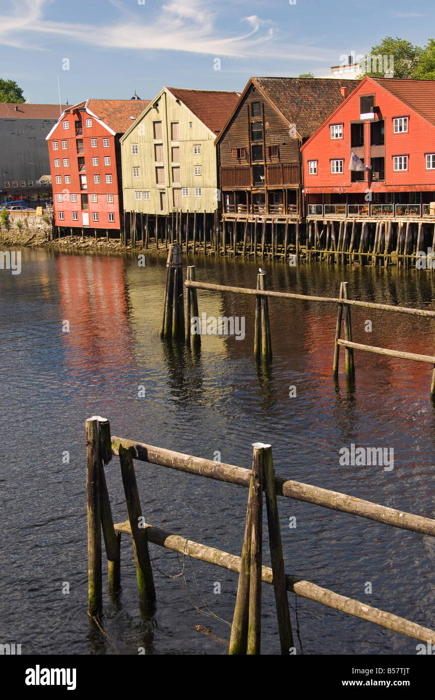 Händler-Lagerhäusern entlang der Nidelva, Trondheim, Norwegen, Skandinavien, Europa Stockfoto