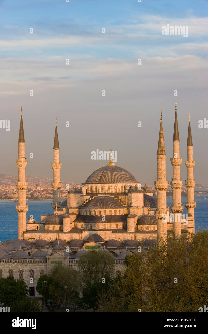 Erhöhten Blick auf die blaue Moschee (Sultan Ahmet) in Sultanahmet, mit Blick auf den Bosporus, Istanbul, Türkei, Europa Stockfoto