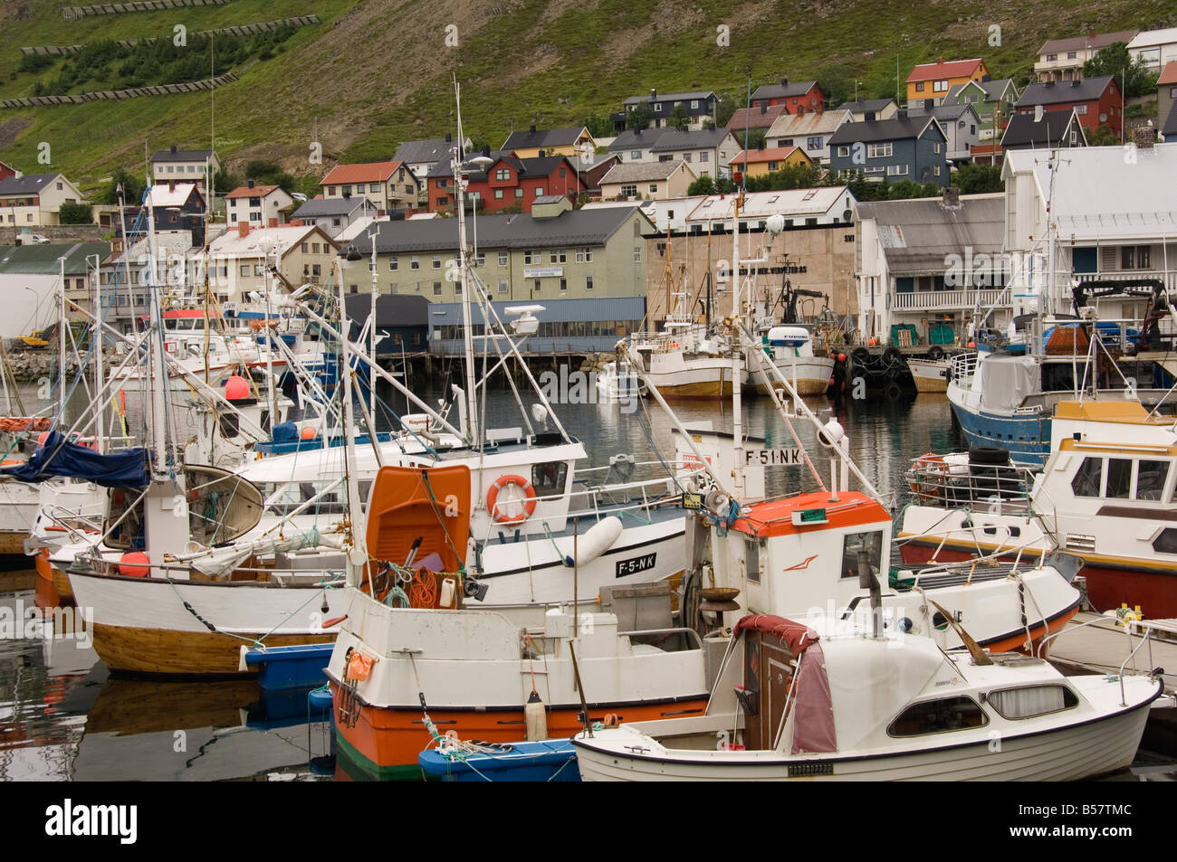 Fischereifahrzeuge und Teil der kleinen Stadt Honningsvaag, Nordkap, Norwegen, Skandinavien, Europa Stockfoto
