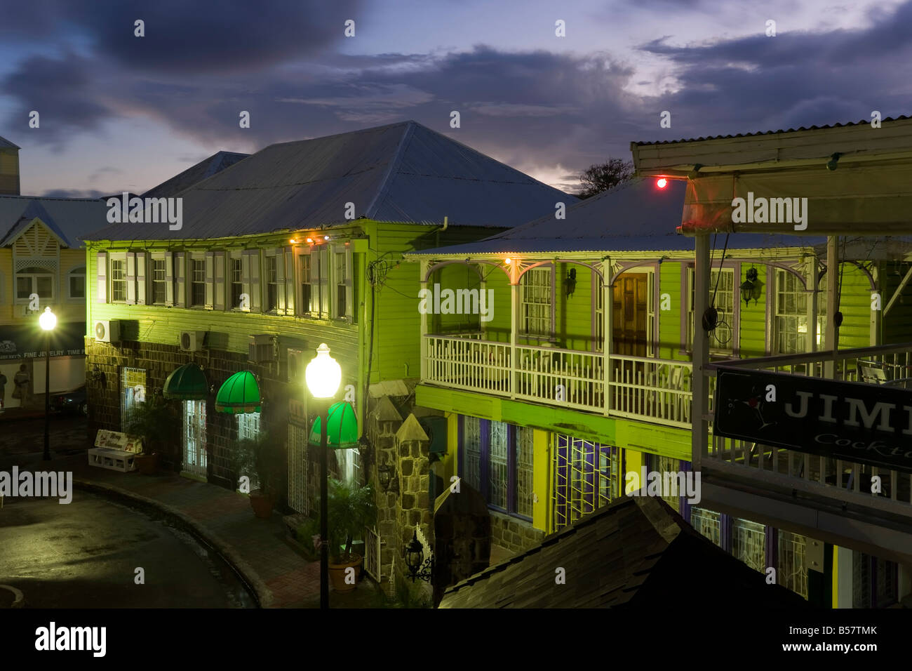 Farbenfrohe Gebäude rund um die zentralen Piccadilly Circus, Basseterre, St. Kitts, Leeward-Inseln, Karibik Stockfoto