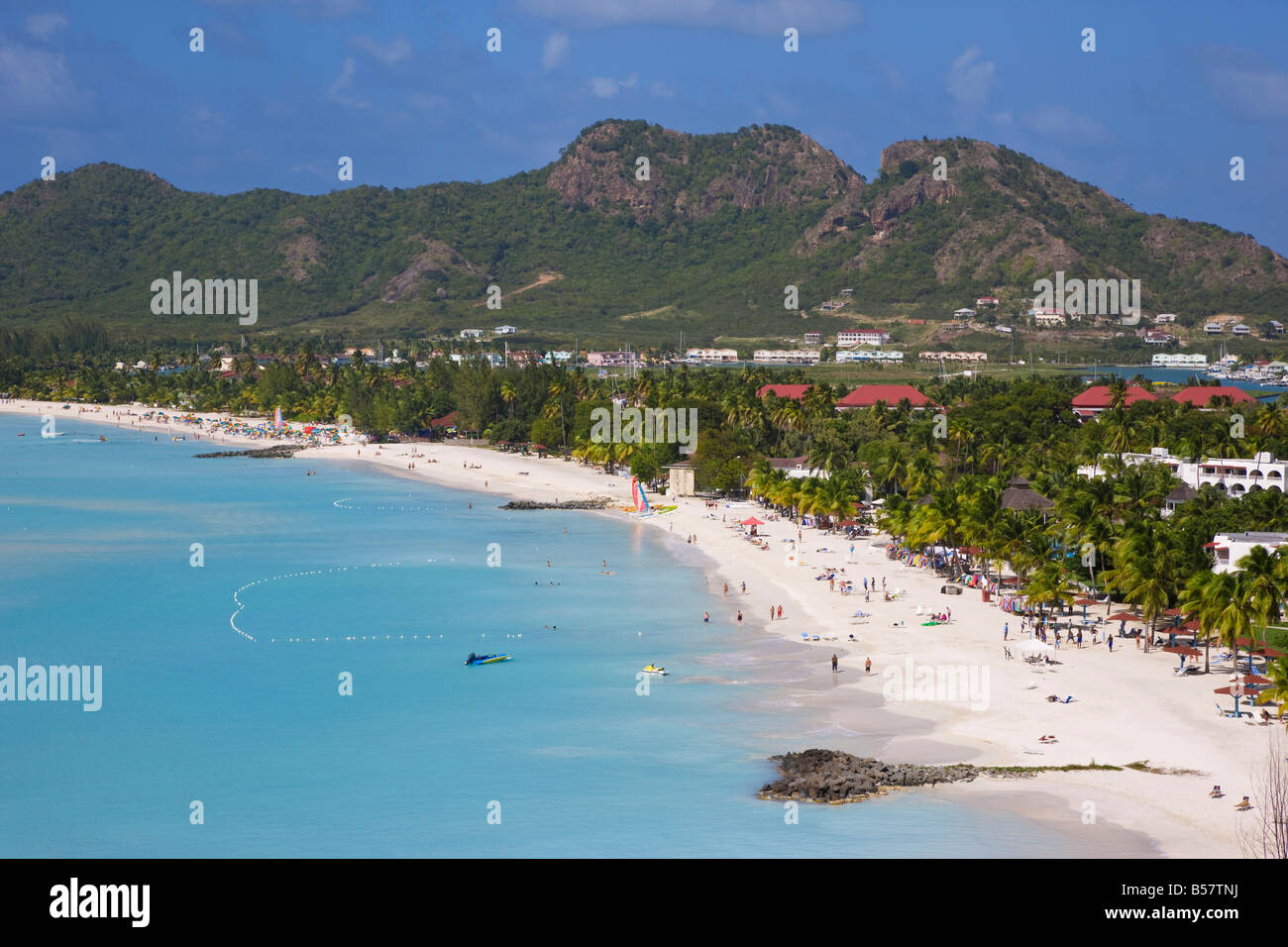 Erhöhten Blick über Jolly Harbour und Jolly Beach, Antigua, Leeward-Inseln, West Indies, Karibik, Mittelamerika Stockfoto