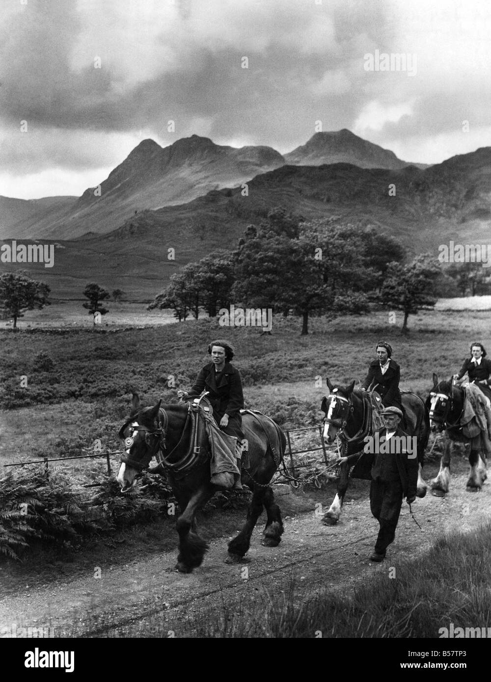 Landheer Mädchen auf dem Pferderücken in die britische Landschaft. &#13; &#10; Circa 1943 &#13; &#10; P004473 Stockfoto