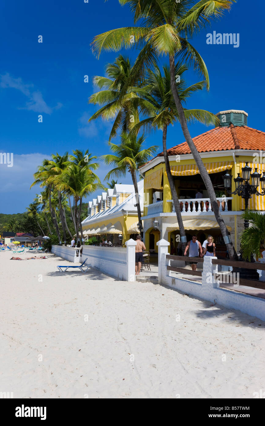 Dickenson Bay Beach, der größte und bekannteste Strand auf der Insel Antigua, Leeward Islands, West Indies, Karibik Stockfoto