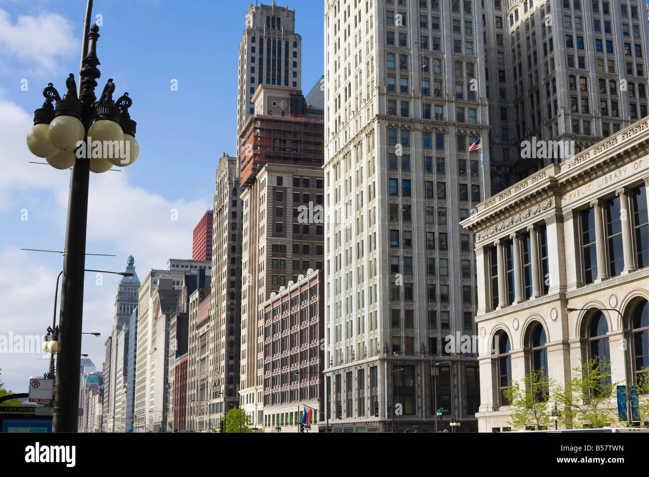 Gebäude entlang der North Michigan Avenue, Chicago, Illinois, Vereinigte Staaten von Amerika, Nordamerika Stockfoto