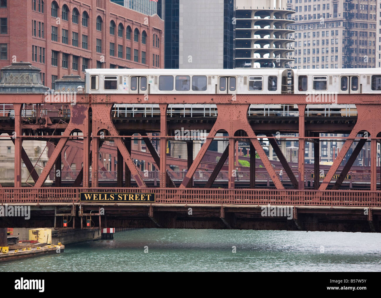 Ein El Train auf die erhöhten Zug System über Wells Street Brücke, Chicago, Illinois, Vereinigte Staaten von Amerika Stockfoto