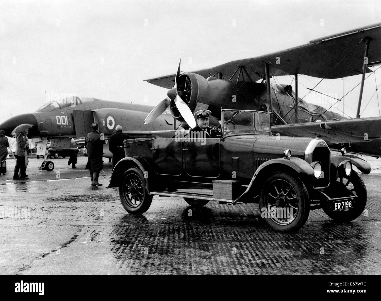 Biggin Hill Airshow: Ein Mann von vielen Geschwindigkeiten, Lieutenant Commander Bob Evans, R.N.A.S Yeolvilton sitzt in seiner Humber 14/40 Tourer; vor zwei der Flugzeuge fliegt er. 15000 km/h Phantom und der 200 km/h Schwertfisch, seiner Humber ist 50 km/h. Er ist verheiratet und hat zwei Kinder, William-7. und Johanna 3. ; Mai 1969; P004628 Stockfoto