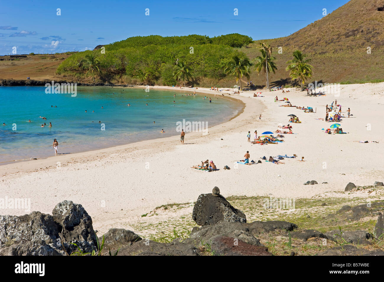 Anakena Strand, weißen Sandstrand der Insel, gesäumt von Palmen, Rapa Nui (Osterinsel), Chile, Südamerika Stockfoto