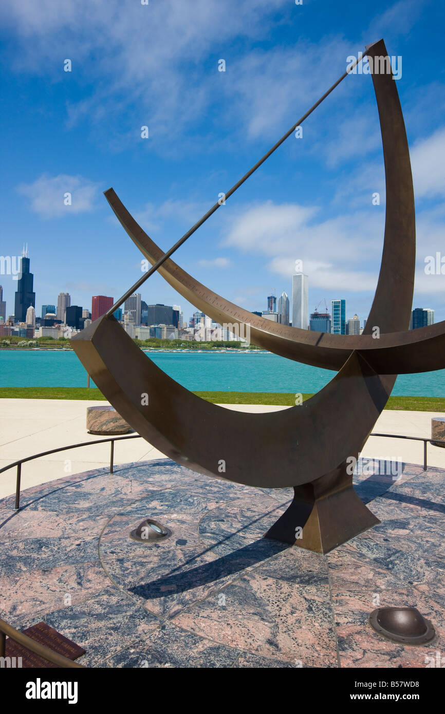 Sonnenuhr Bildhauerei an der Adler Planetarium Sonnenuhr und Stadt Skyline, Chicago, Illinois, Vereinigte Staaten von Amerika, Nordamerika Stockfoto