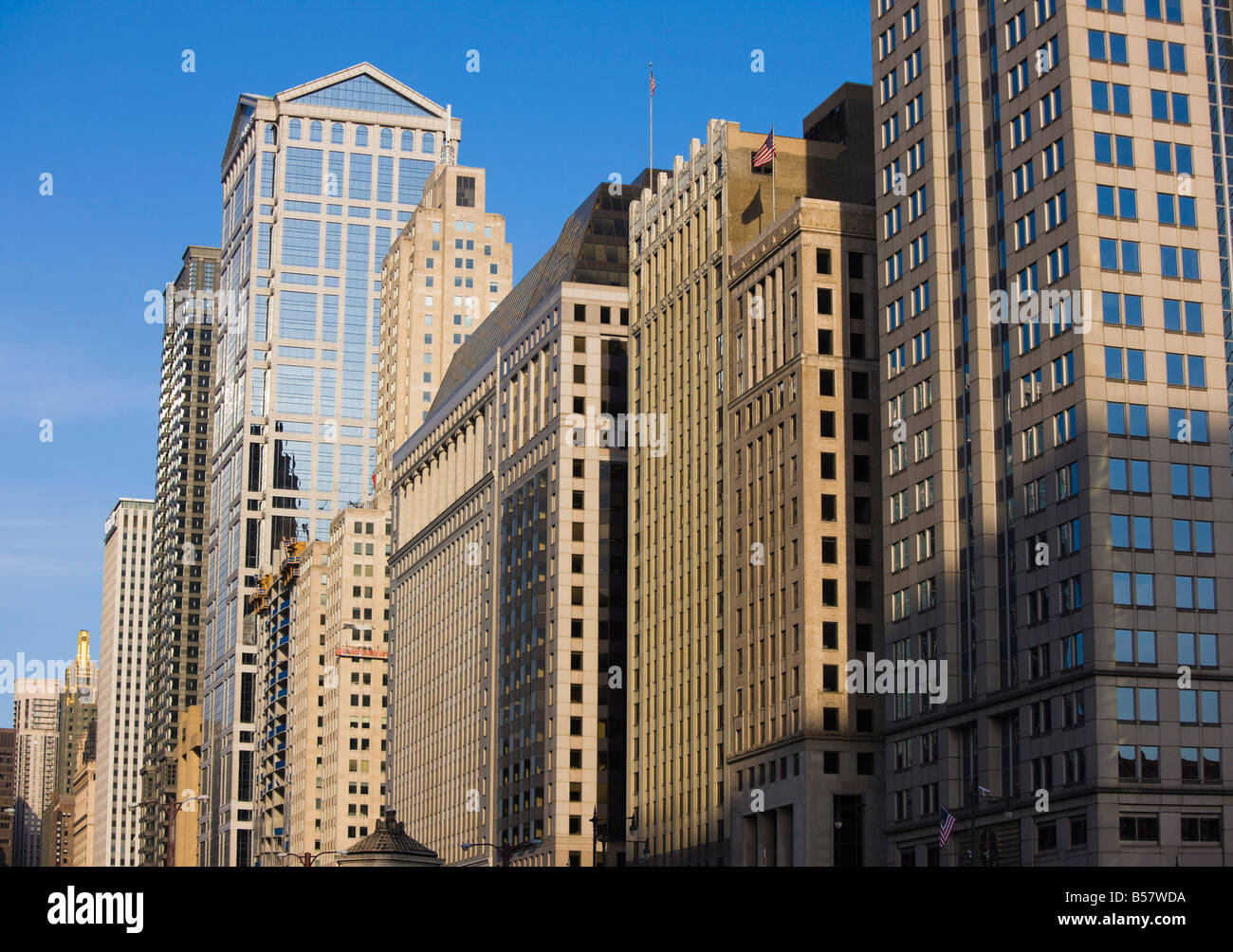 Gebäude entlang West Wacker Drive, Chicago, Illinois, Vereinigte Staaten von Amerika, Nordamerika Stockfoto