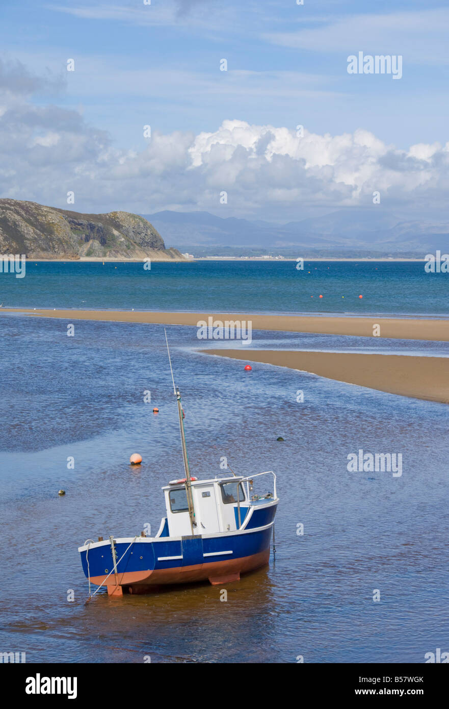Einsamer Angelboot/Fischerboot wartet auf die Flut auf der Warren, Abersoch beach, St. Tudwals Straße, Llyn Halbinsel, Gwynedd, Wales Stockfoto