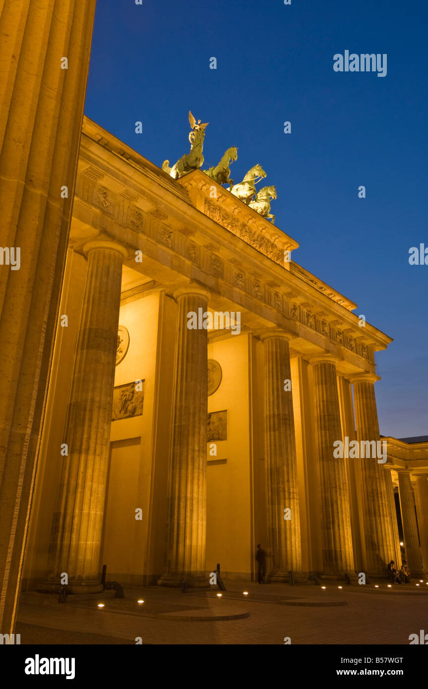 Das Brandenburger Tor mit der Quadriga geflügelte Sieg Statue oben beleuchtet in der Nacht, Pariser Platz, Berlin, Deutschland, Europa Stockfoto