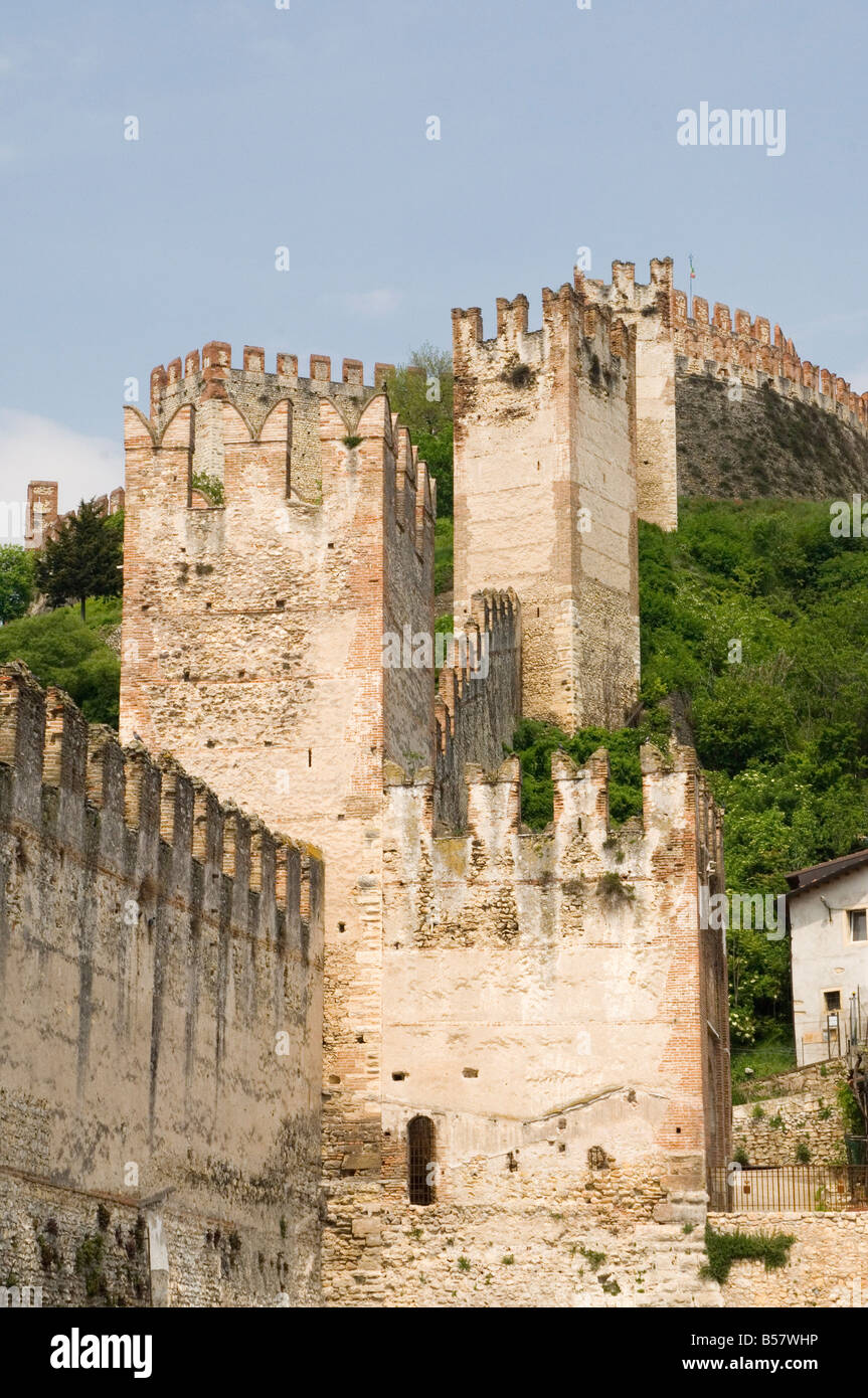 Teil der Stadtmauer und Türme, Soave Wein Region Veneto, Italien, Europa Stockfoto