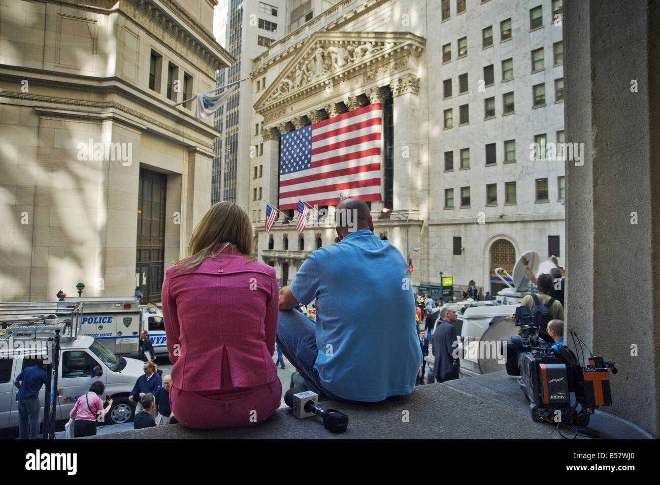 TV-Crew eine Pause während der Berichterstattung über die Finanzkrise des Jahres 2008 Credit Crunch auf Wall Street, New York Stockfoto