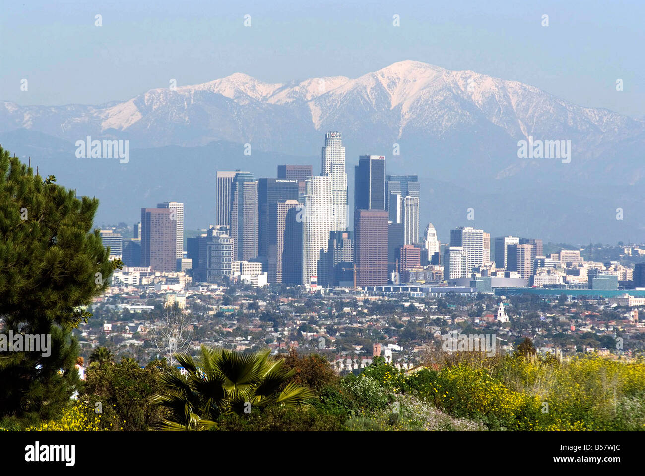 Blick auf die Innenstadt von Los Angeles mit Blick auf San Bernardino Mountains, Kalifornien, Vereinigte Staaten von Amerika, Nordamerika Stockfoto