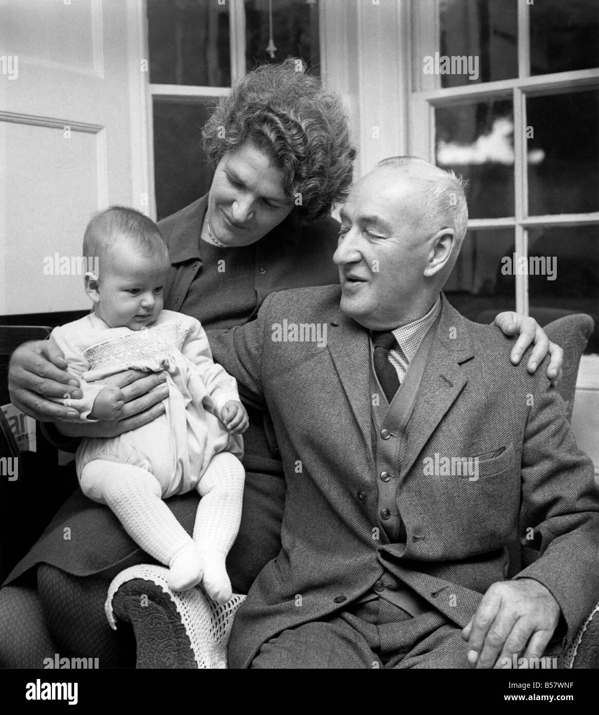 79 Jahre alte George Robert Smith ehemaliger Oberstleutnant mit seiner 38-jährigen Olf Frau Netta und 5 Monate altes Baby Sohn George Robert. Oktober 1968; P004692 Stockfoto