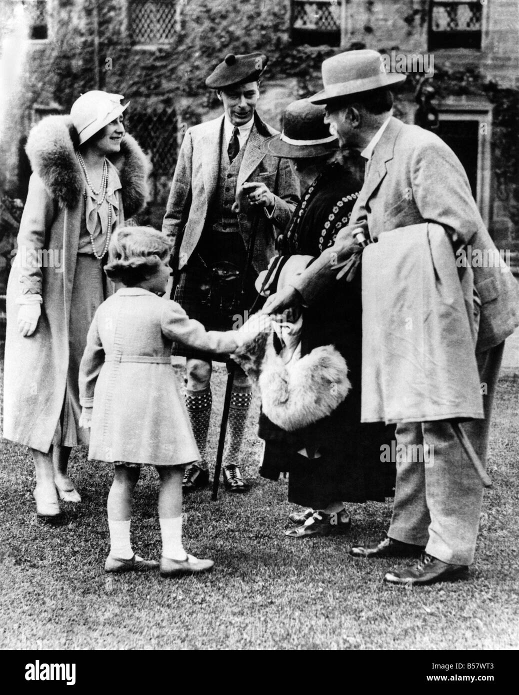 Der Herzog und die Herzogin von York mit ihrer Tochter "Elizabeth", später zu König George VI. und Königin Elizabeth Circa 1934 Stockfoto