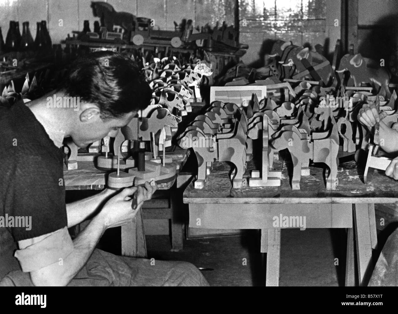 J. McCarthay der RAF verleiht den letzten Schliff ein Spielzeugboot. &#13; &#10; September 1945 &#13; &#10; P004753 Stockfoto