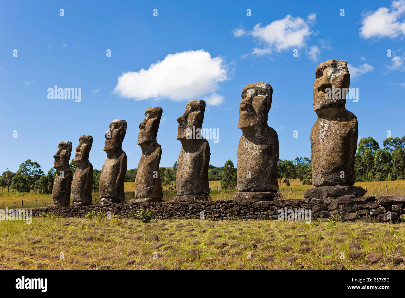 Ahu Tongariki, ist die größte Ahu auf der Insel, Tongariki eine Reihe von 15 riesigen steinernen Moai Statuen, Rapa Nui, Chile Stockfoto