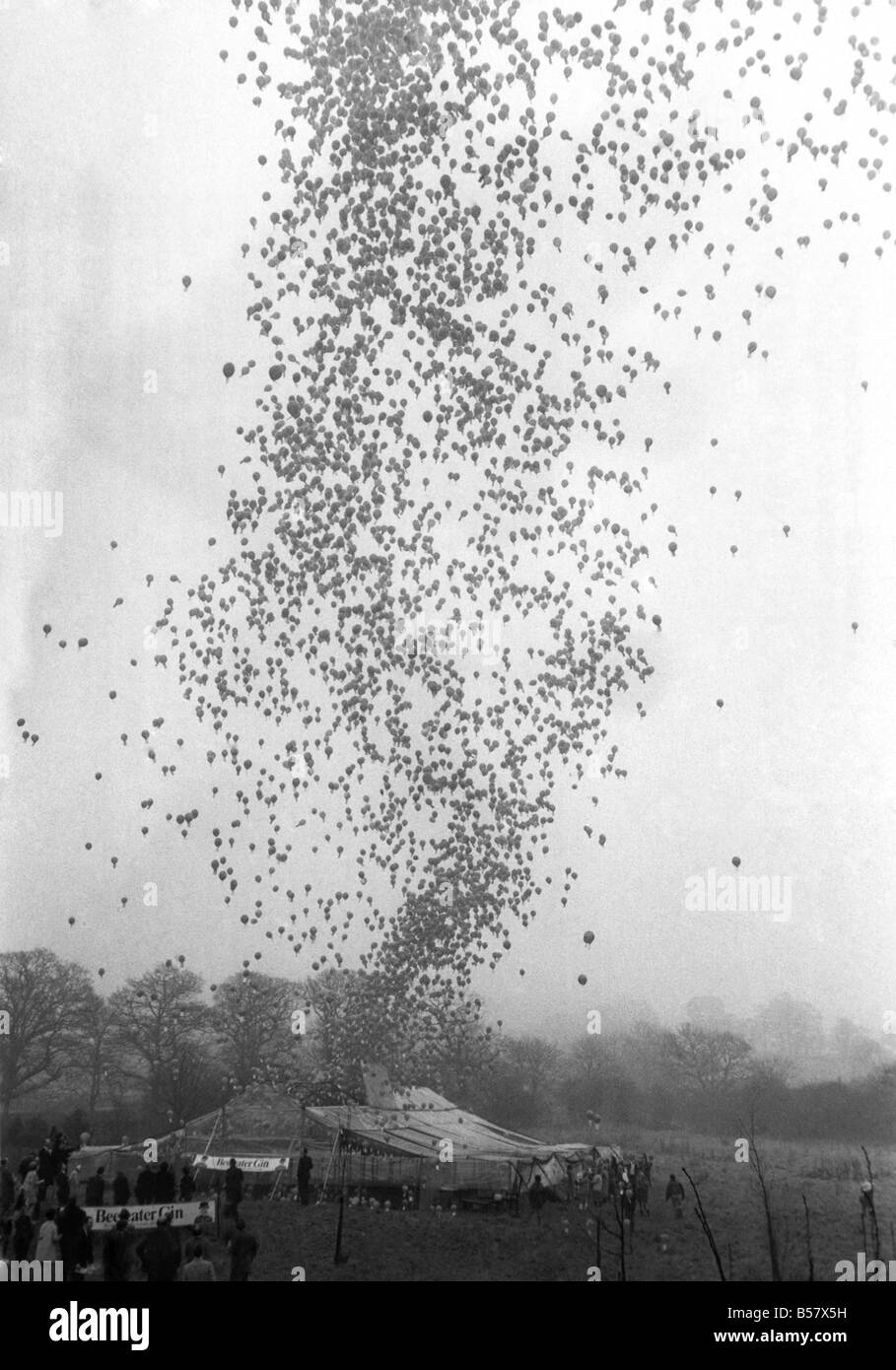 Der Ballon steigt im großen Stil über South Mimms, zu Beginn der Beefeater Gin-Ballon-Wettfahrt. ; März 1969; P004777 Stockfoto
