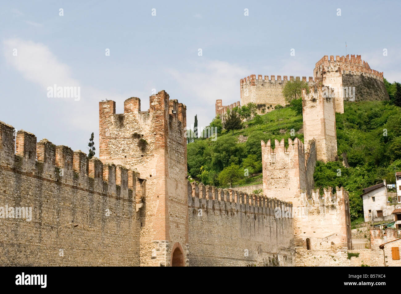 Teil der Stadtmauer und Türme, Soave Wein Region Veneto, Italien, Europa Stockfoto