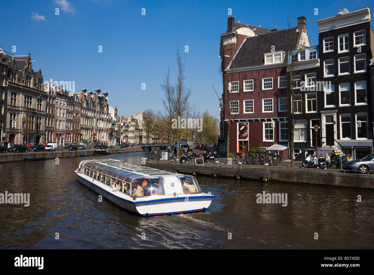 Touristenboot an der goldenen Biegung auf die Herengracht Kanal, Amsterdam, Niederlande, Europa Stockfoto