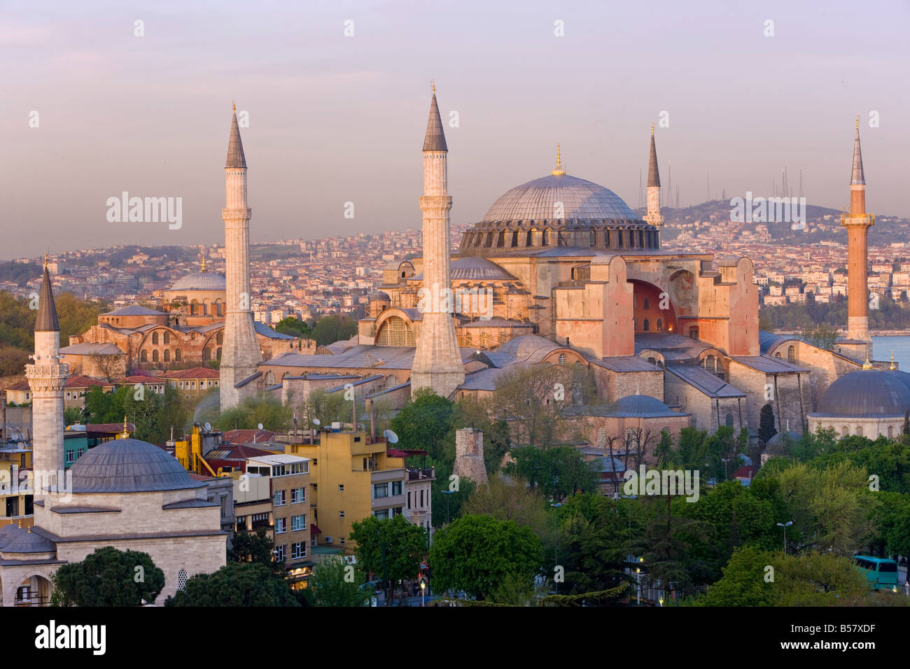 Erhöhten Blick auf Aya Sofya (Sancta Sophia), UNESCO-Weltkulturerbe in Sultanahmet, Istanbul, Türkei, Europa Stockfoto