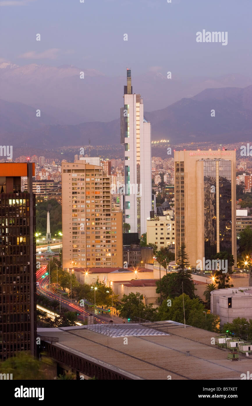 Skyline der Stadt und die Anden bei Dämmerung, Santiago, Chile, Südamerika Stockfoto