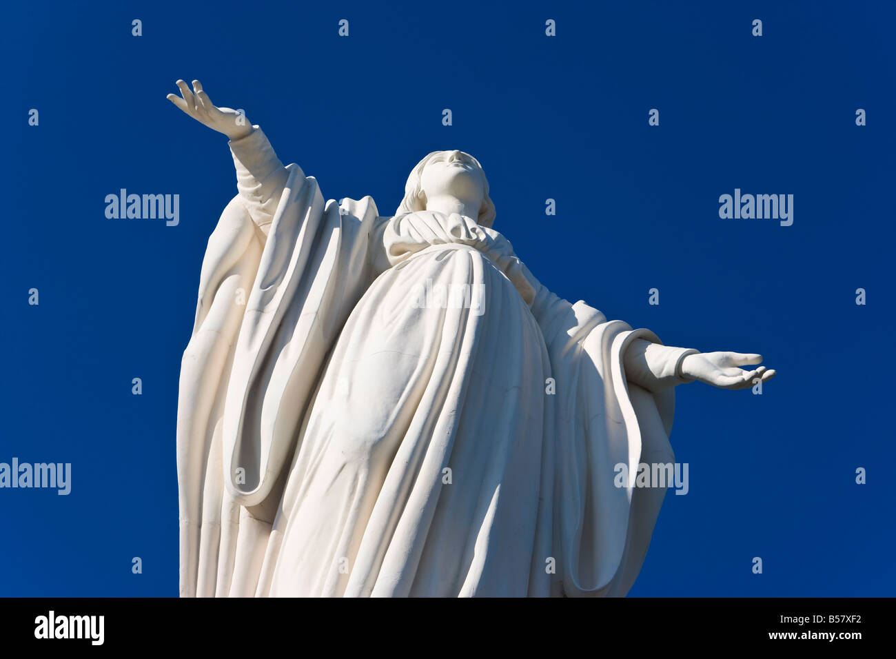 Statue der Jungfrau Maria am Cerro San Cristobal mit Blick auf die Stadt, Santiago, Chile, Südamerika Stockfoto