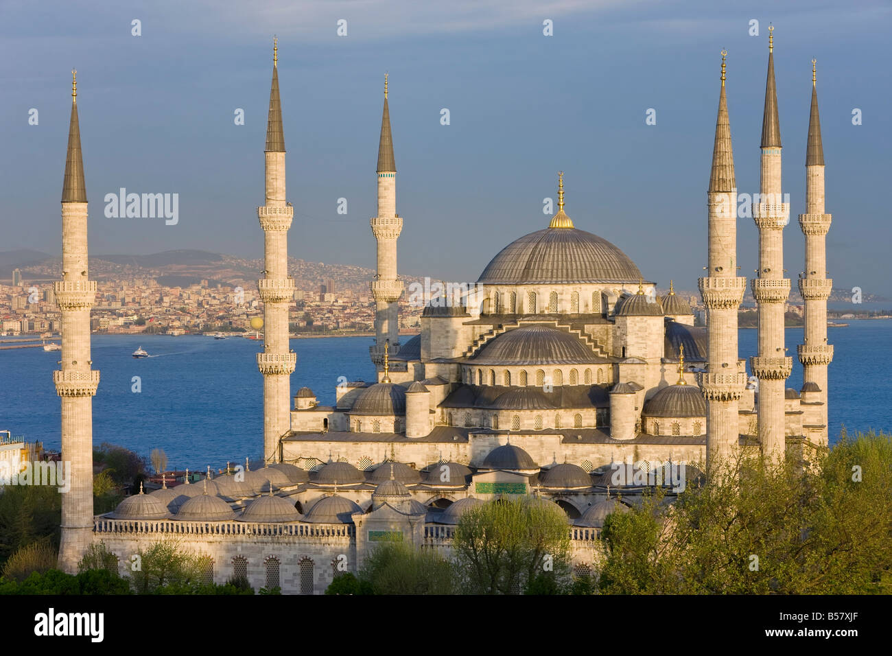 Erhöhten Blick auf die blaue Moschee (Sultan Ahmet) in Sultanahmet, mit Blick auf den Bosporus, Istanbul, Türkei, Europa Stockfoto