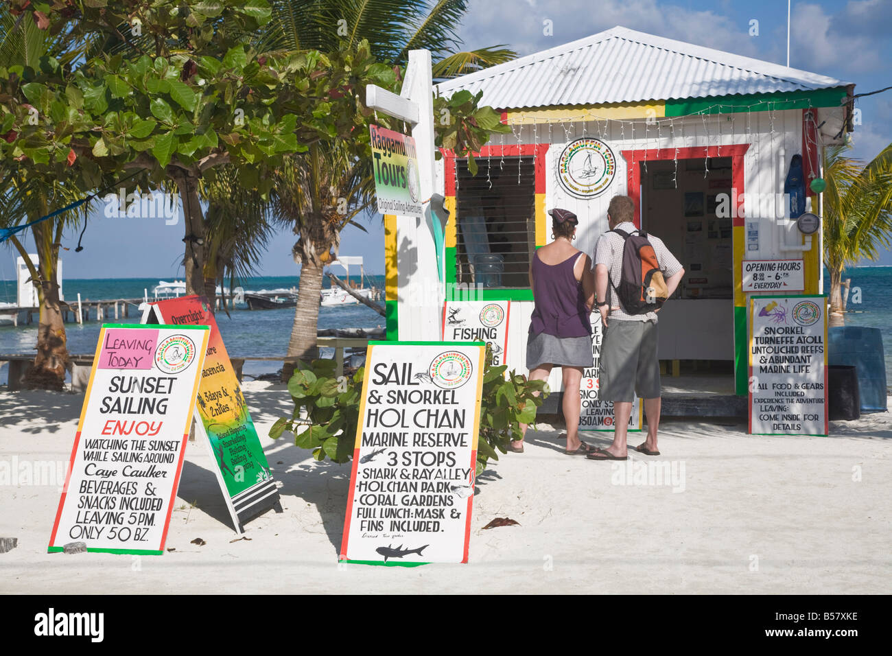 Raggamuffin Tours Büro am Strand von Caye Caulker Belize Mittelamerika Stockfoto