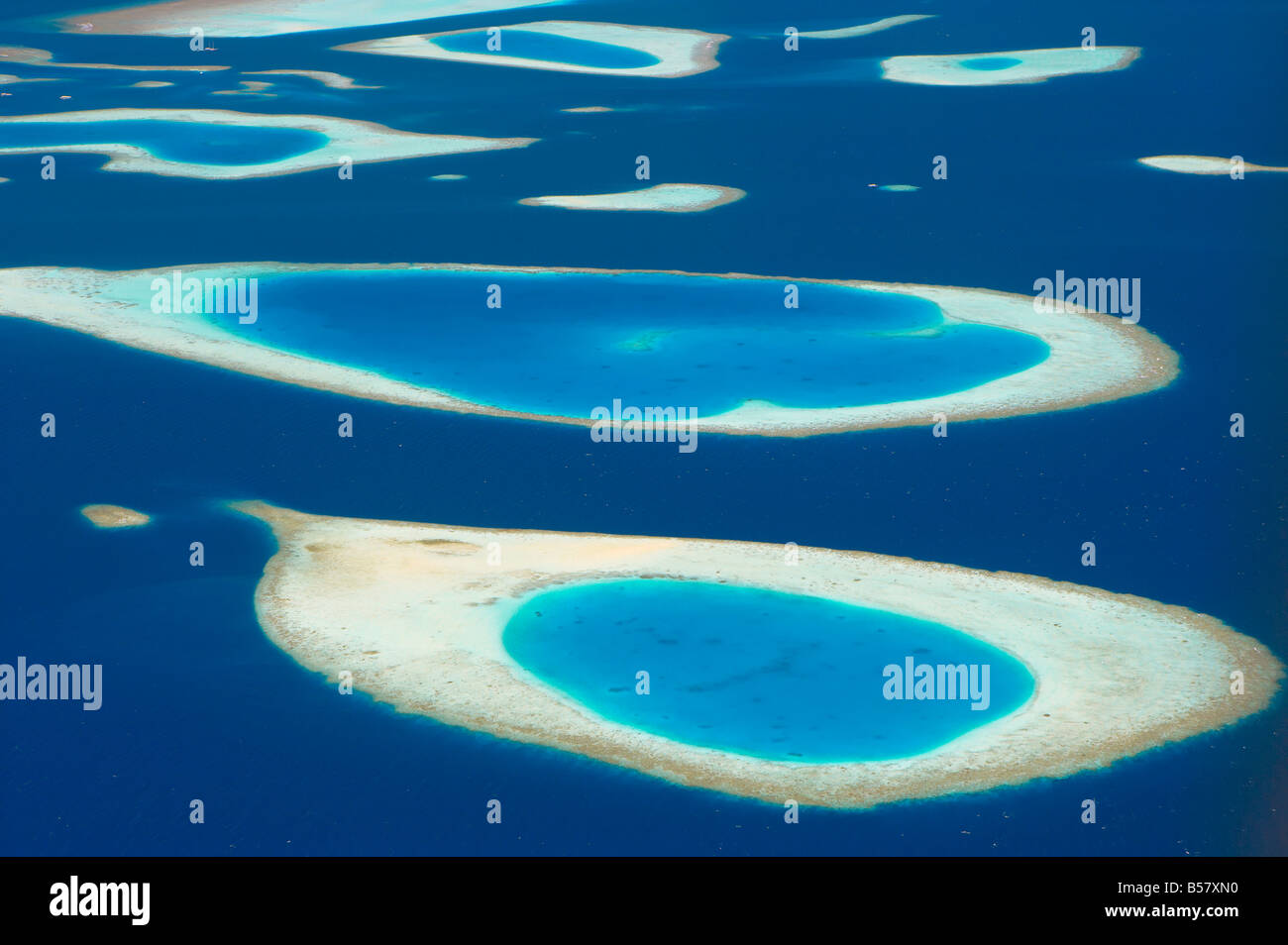 Luftaufnahme von Atollen der Malediven, Indischer Ozean, Asien Stockfoto