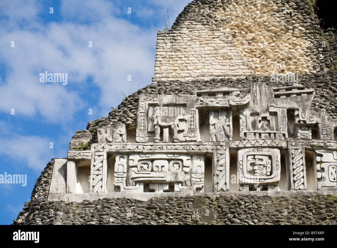 Fries an der 130ft hohen El Castillo Xunantunich Ruinen San Ignacio Belize Mittelamerika Stockfoto