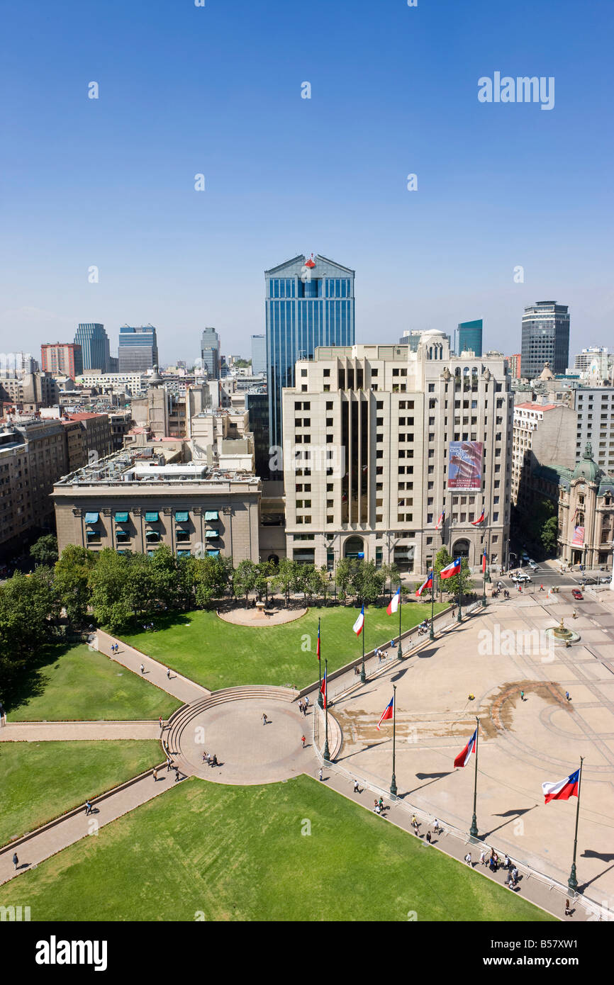 Erhöhten Blick auf die Plaza De La Constitución und die zentrale Santiago Skyline der Stadt Santiago, Chile, Südamerika Stockfoto