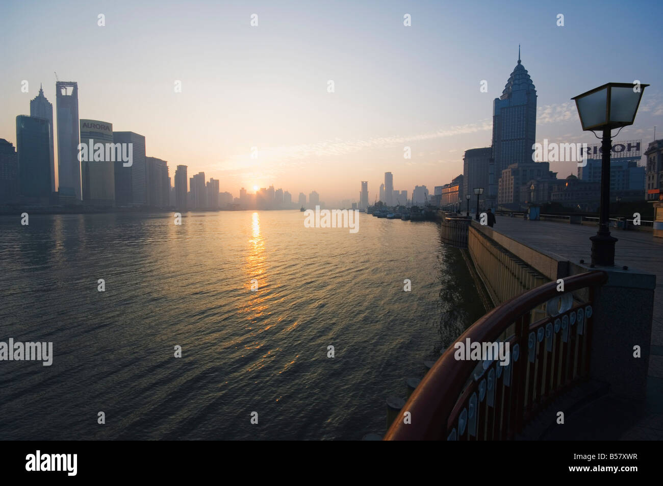 Sonnenaufgang über dem Huangpu-Fluss und Pudong New Area, Shanghai, China, Asien Stockfoto
