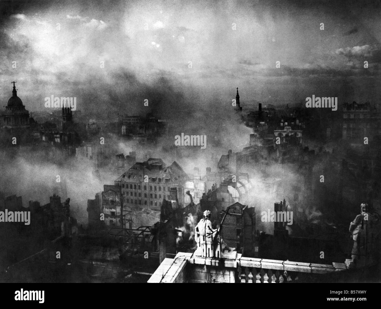 Blick auf die City of London aufgenommen vom Dach der St. Pauls Kathedrale zeigt die Verwüstung und brennende Gebäude während der Blitz; Dezember 1940; P009498 Stockfoto