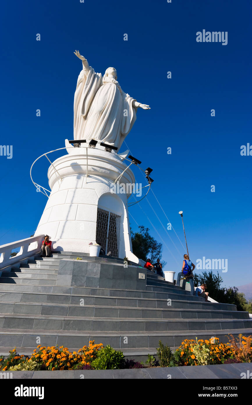 Statue der Jungfrau Maria am Cerro San Cristobal mit Blick auf die Stadt, Santiago, Chile, Südamerika Stockfoto