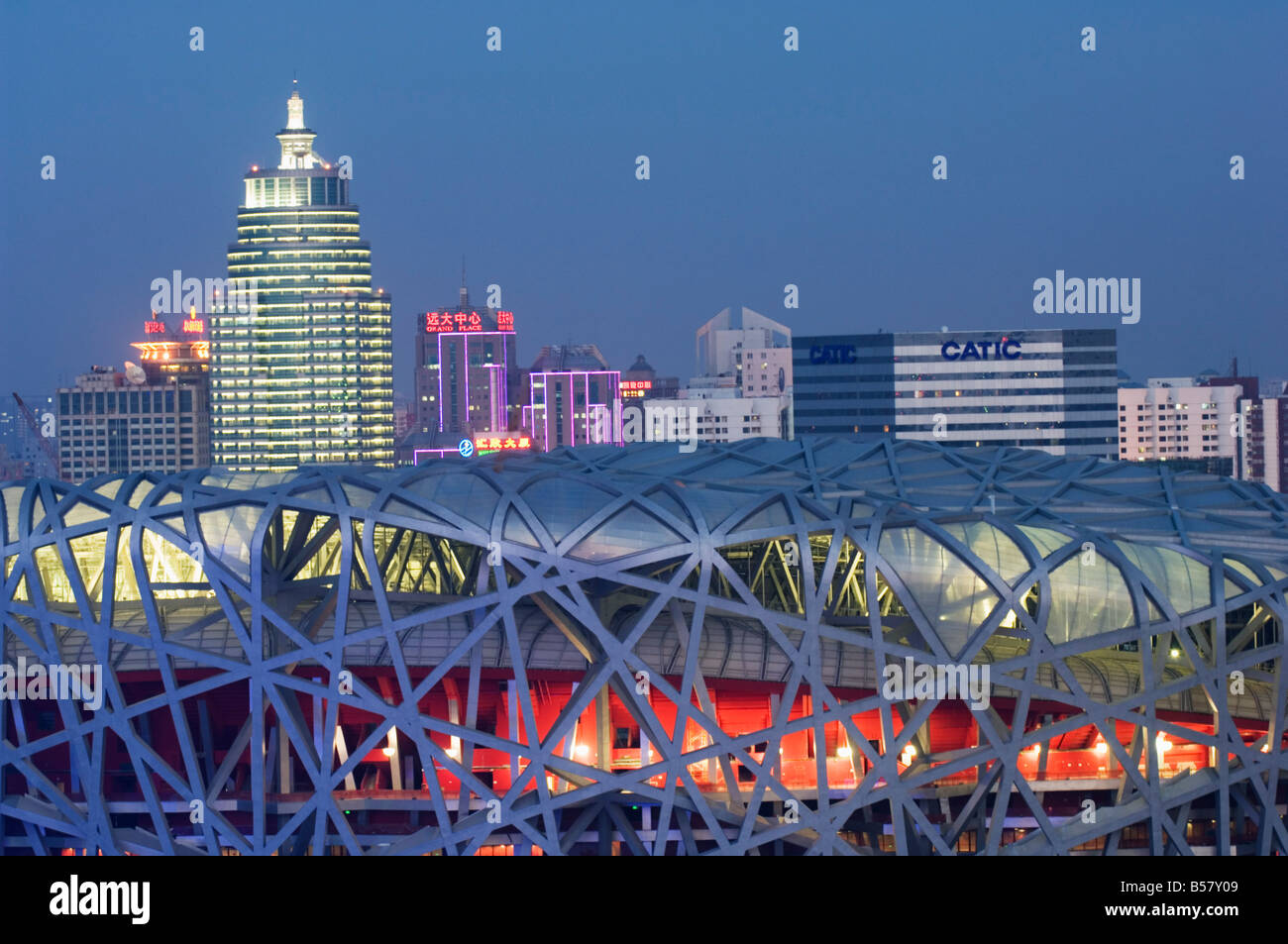 Nationalstadion in den Olympiapark beleuchtet in der Nacht, Peking, China, Asien Stockfoto