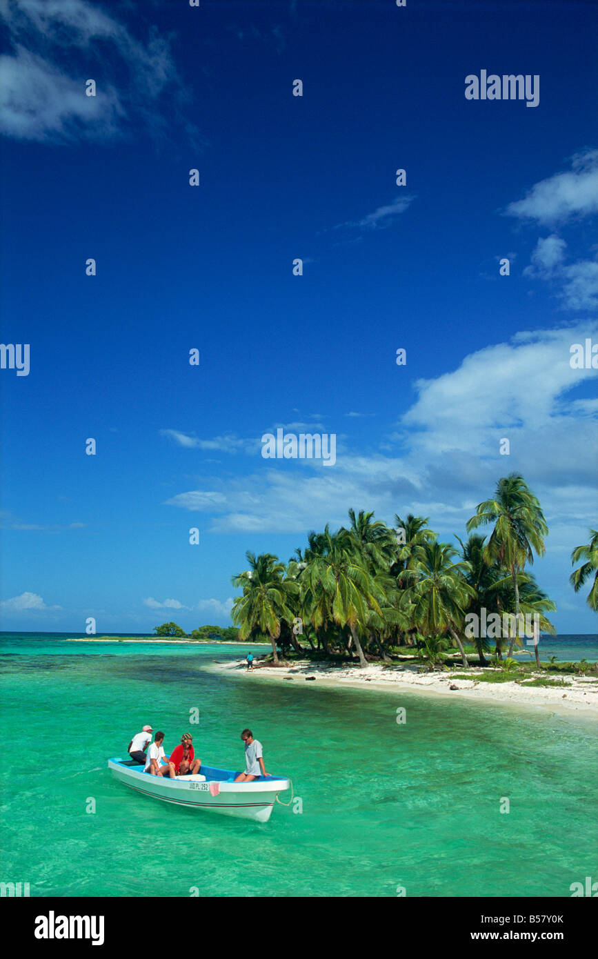 Touristen im Boot, Laughing Bird Cay, Belize, Mittelamerika Stockfoto