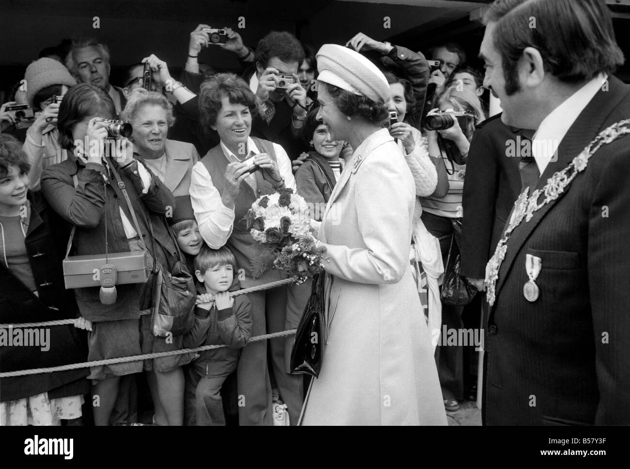 Die Königin Jubilee Flussfahrt. Ihre Majestät Königin Elizabeth II nach landet auf dem St. Katherine Dock bei einem Rundgang auf der Yacht Basin, bevor sie die Skulptur enthüllt, und die Massen vor dem Einsteigen in die Königliche Jacht "Britannia" zum Mittagessen. ; Juni 1977; R77-3263-001 Stockfoto