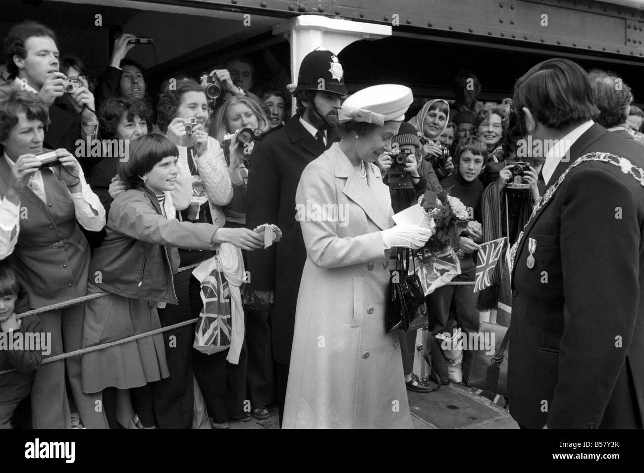 Die Königin Jubilee Flussfahrt. Ihre Majestät Königin Elizabeth II nach landet auf dem St. Katherine Dock bei einem Rundgang auf der Yacht Basin, bevor sie die Skulptur enthüllt, und die Massen vor dem Einsteigen in die Königliche Jacht "Britannia" zum Mittagessen. ; Juni 1977; R77-3263-002 Stockfoto
