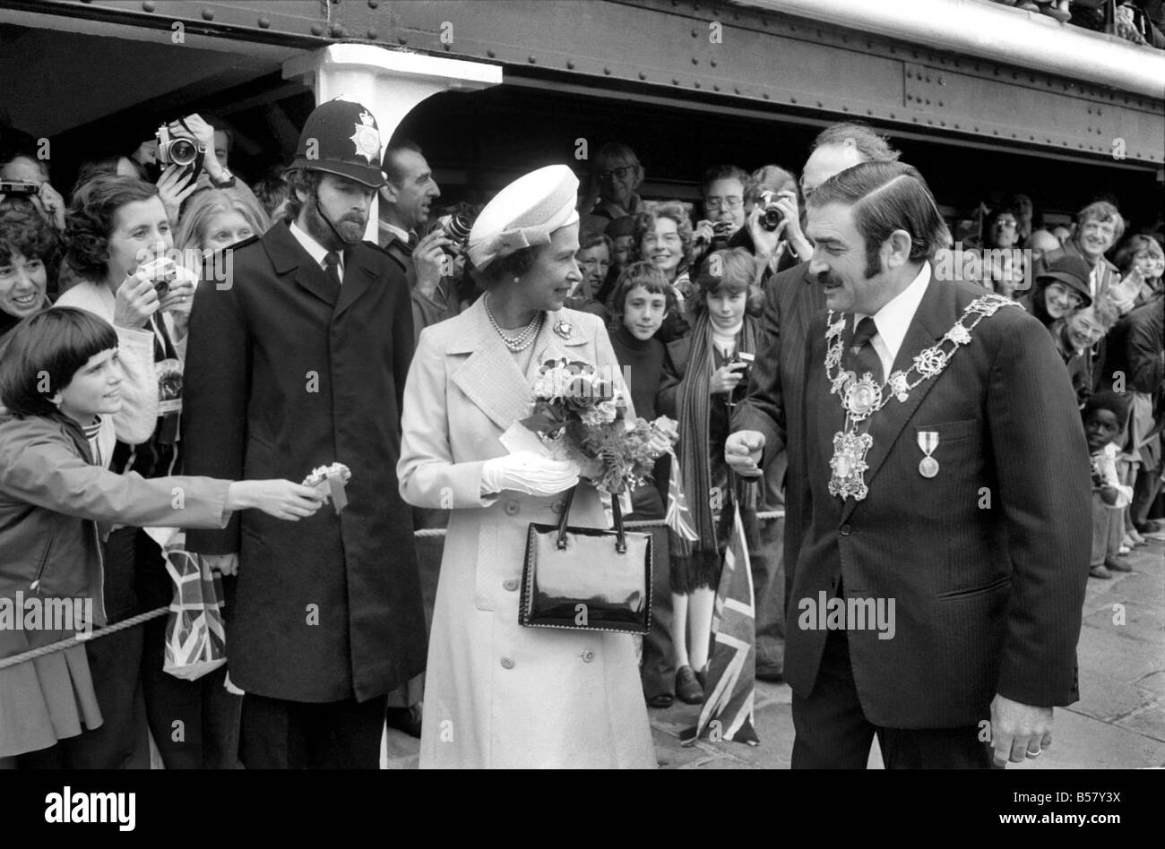 Die Königin Jubilee Flussfahrt. Ihre Majestät Königin Elizabeth II nach landet auf dem St. Katherine Dock bei einem Rundgang auf der Yacht Basin, bevor sie die Skulptur enthüllt, und die Massen vor dem Einsteigen in die Königliche Jacht "Britannia" zum Mittagessen. ; Juni 1977; R77-3263 Stockfoto